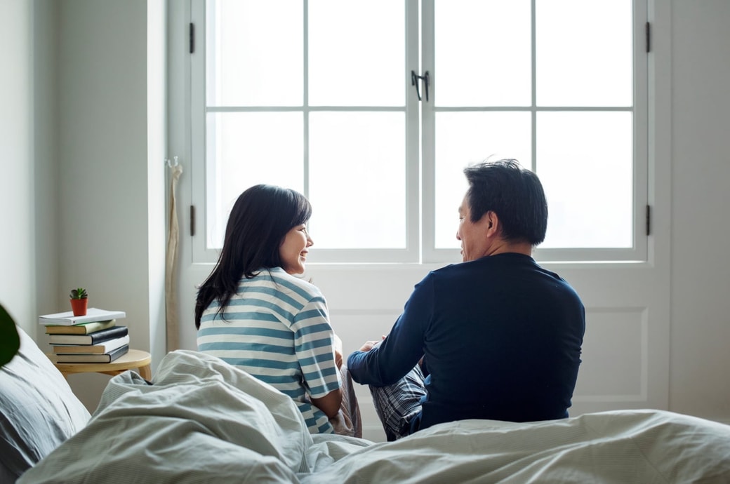会話する夫婦