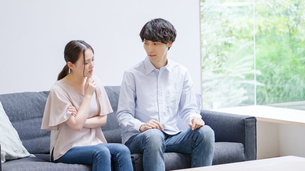 話し合う夫婦