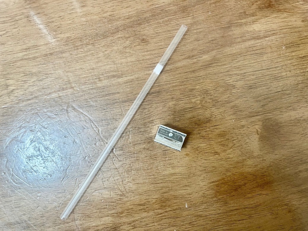 用意するものは、ストローと鉛筆削り