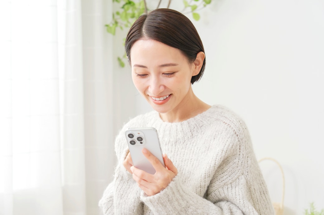 スマホを触る女性