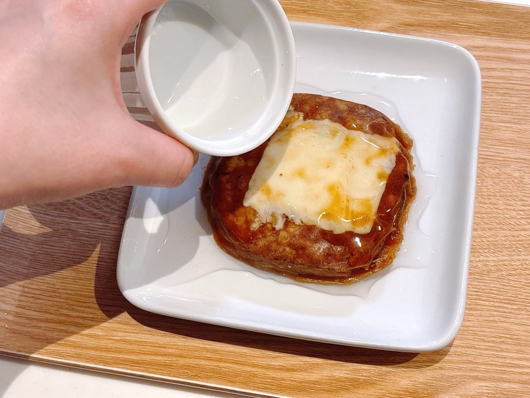 冷凍ハンバーグを皿に移し、水をかける