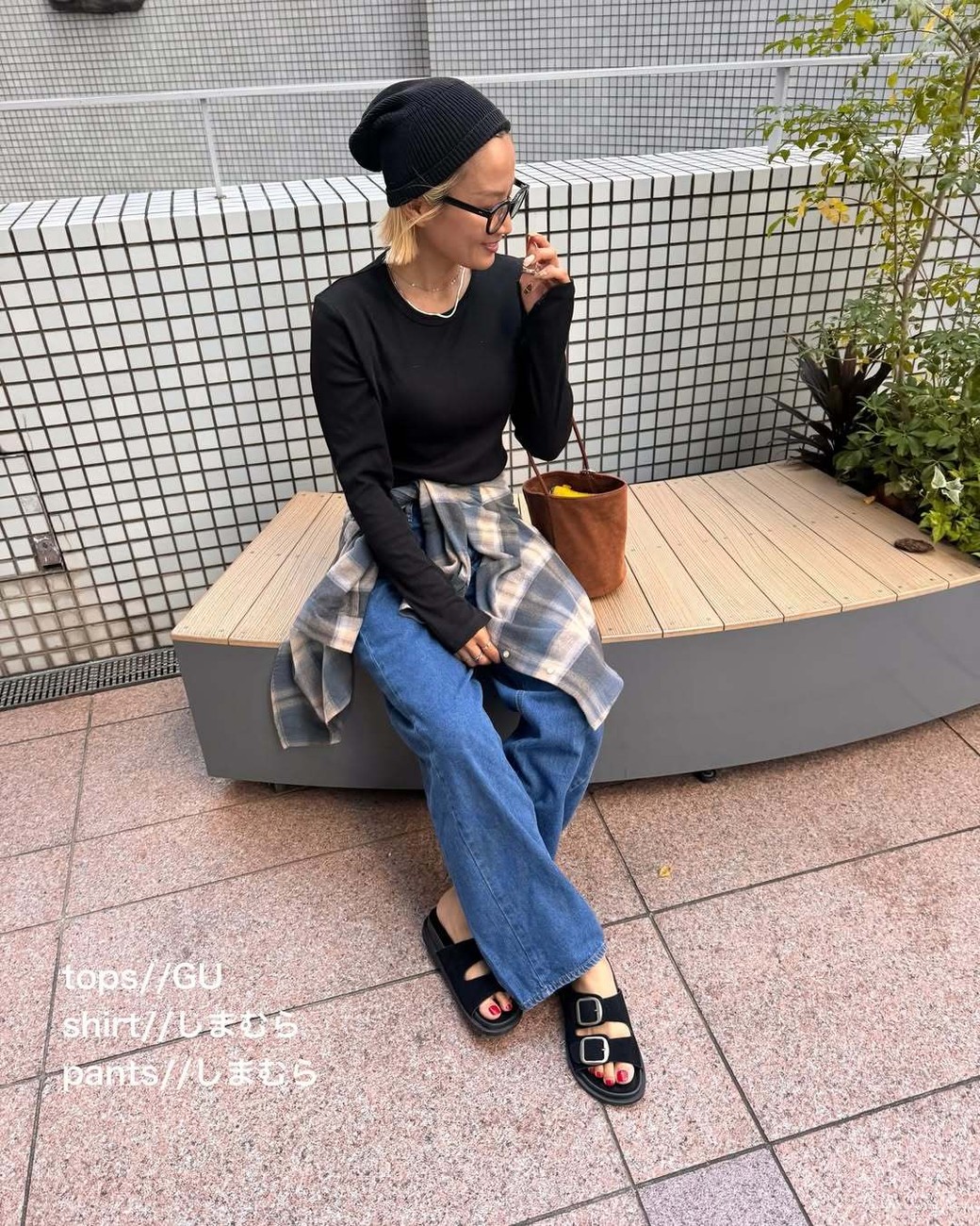 チェックシャツがほどよいアクセントに。