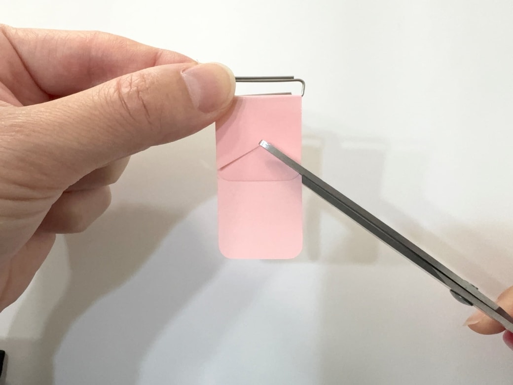 ハサミで旗の形にカットする