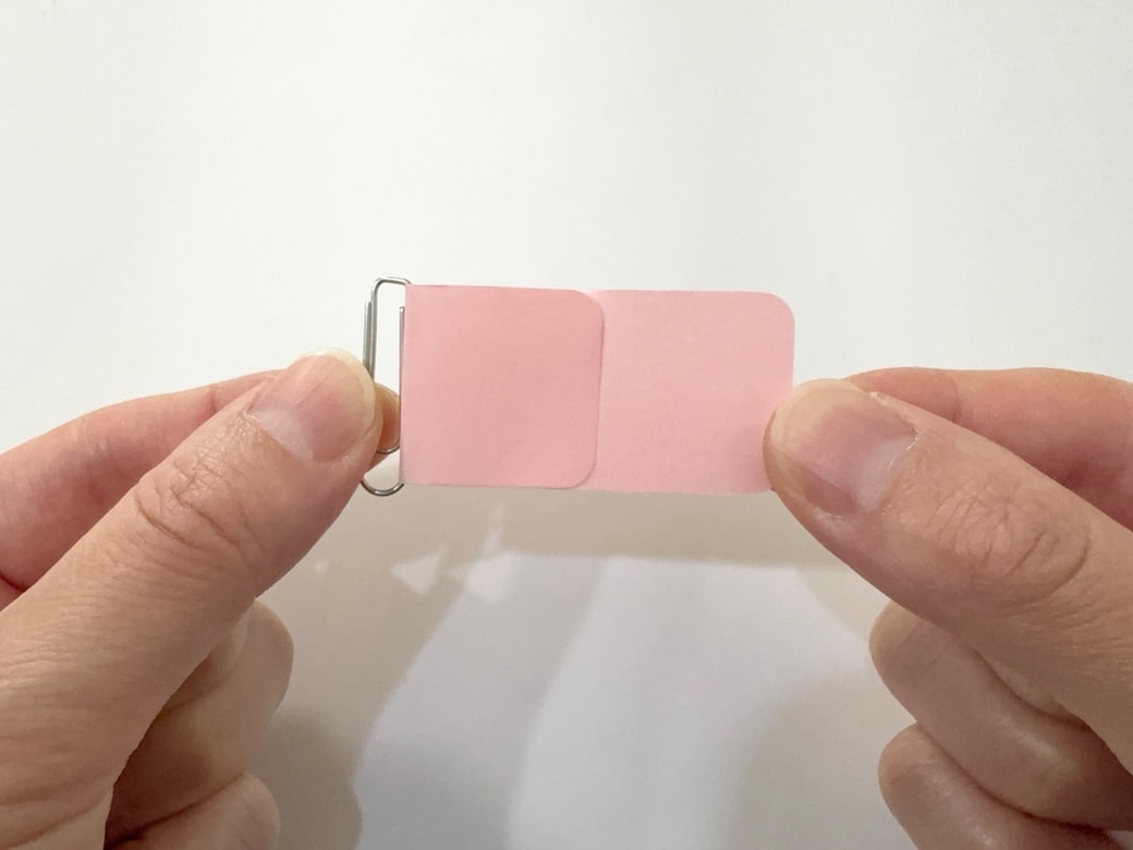 クリップにふせんを通して折る