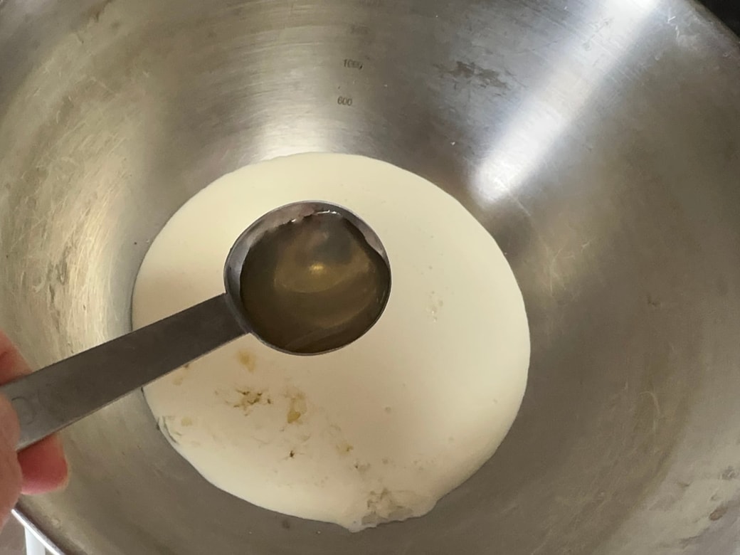 生クリームにレモン汁を加える