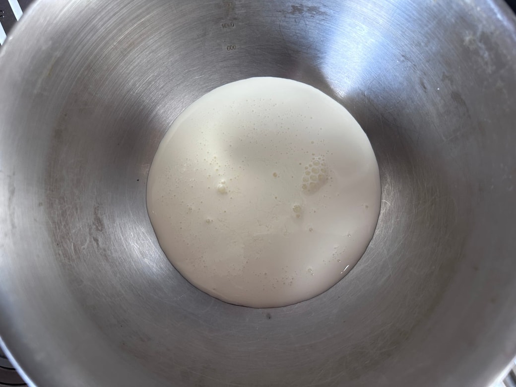 ボウルに出した生クリーム