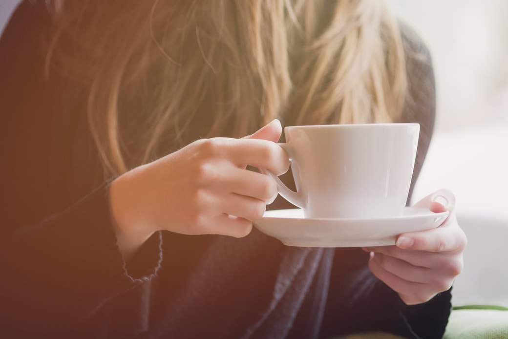 マグカップを持つ女性