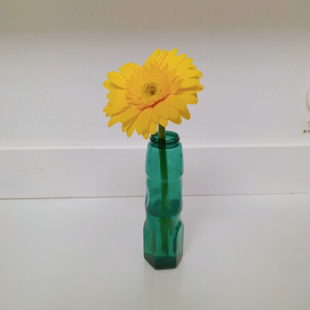 生花を入れたラムネの容器
