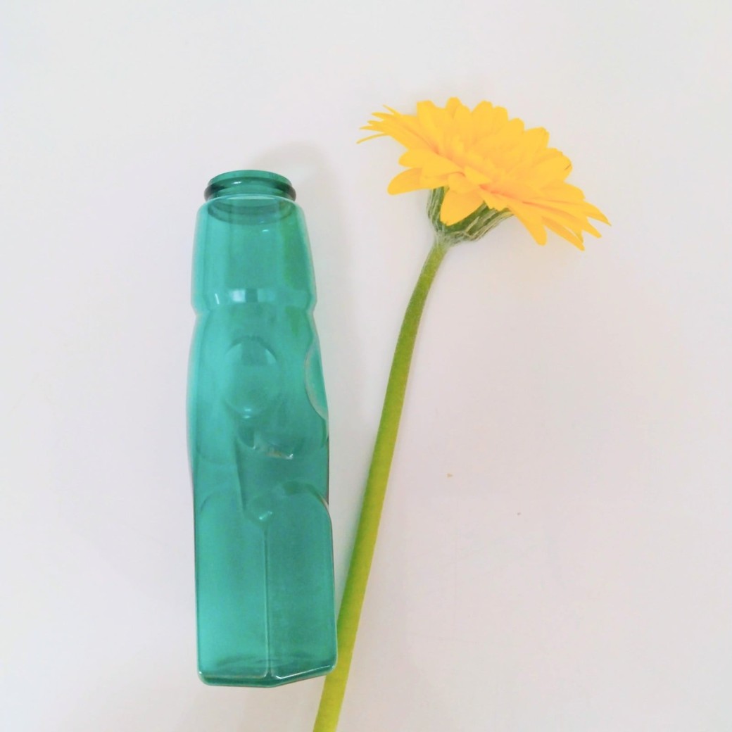 ラムネの容器と花
