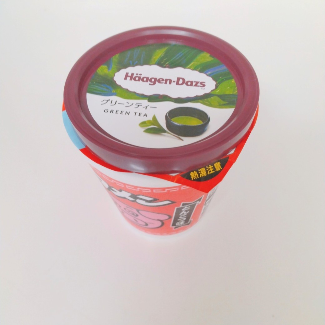 ハーゲンダッツのふたをカップ麺のフタ押さえにする人