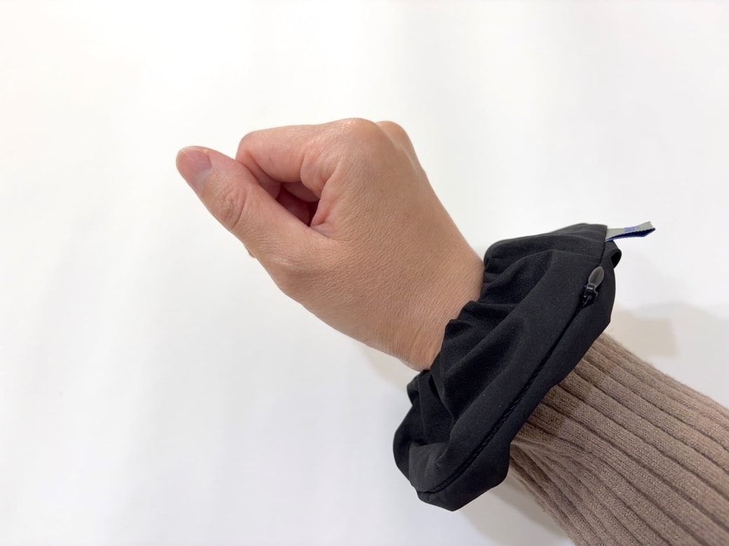 手首に付けられる