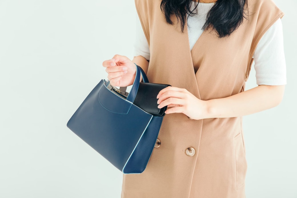 バッグから小物を取り出すところ