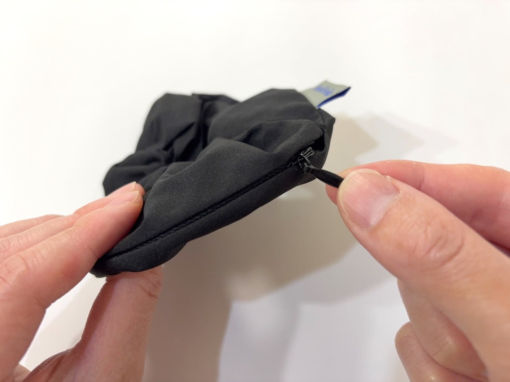 シュシュの側面にはファスナー付き