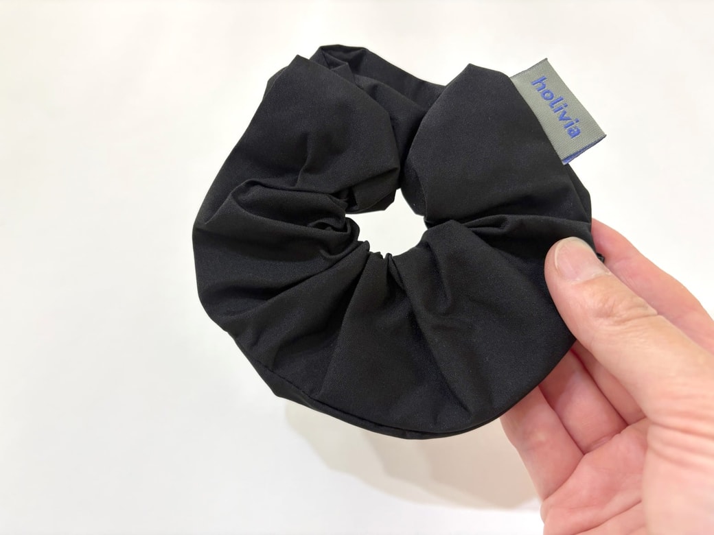 見た目は普通の黒いシュシュ