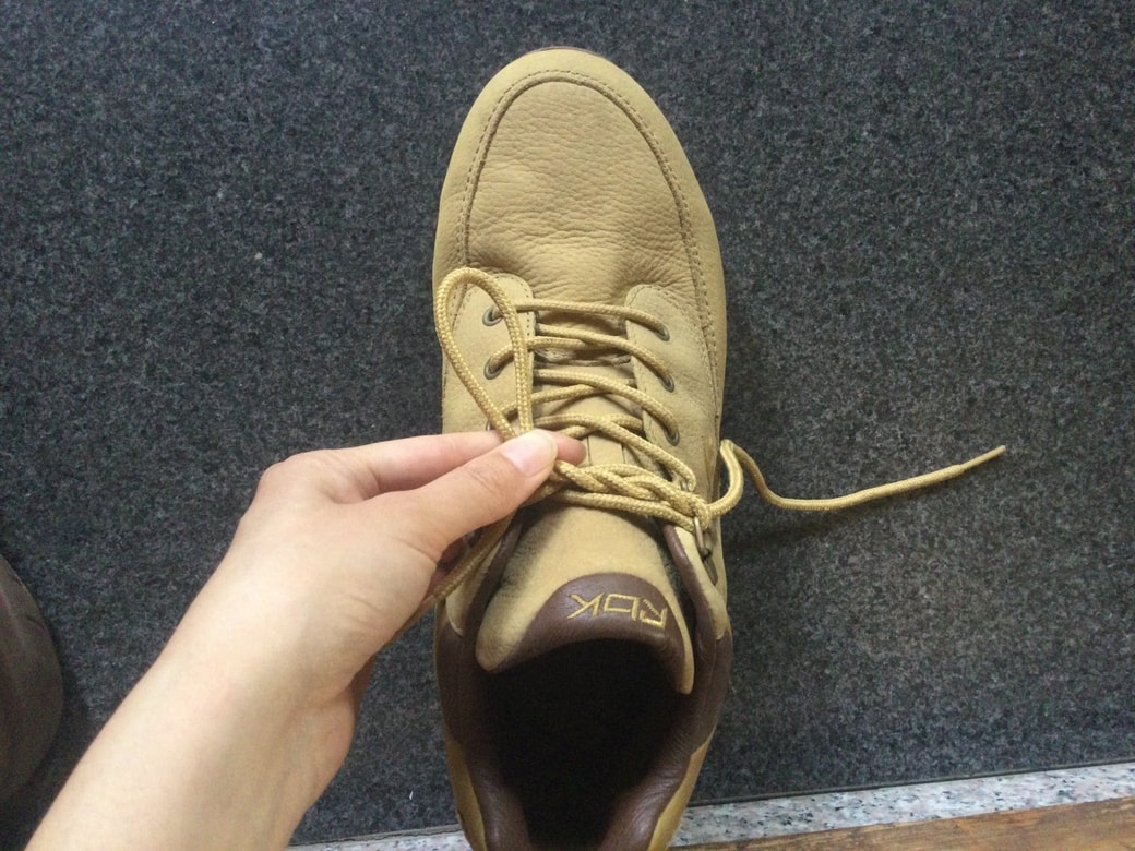 スニーカーの紐を結ぶ