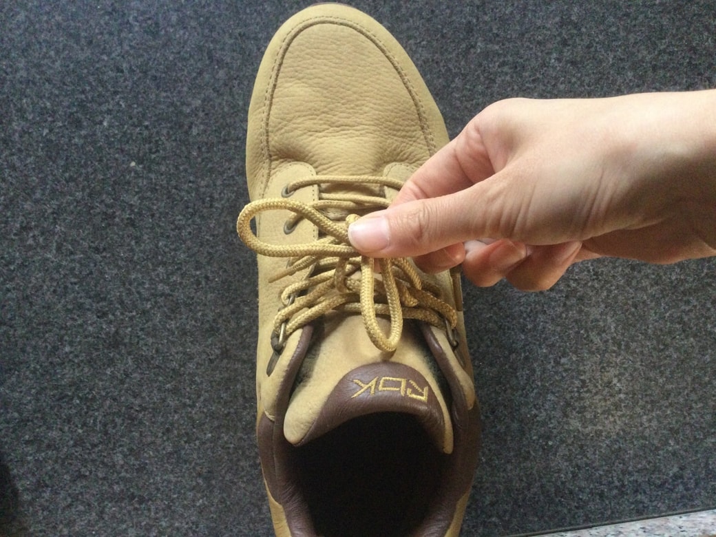 スニーカーの紐を結ぶ