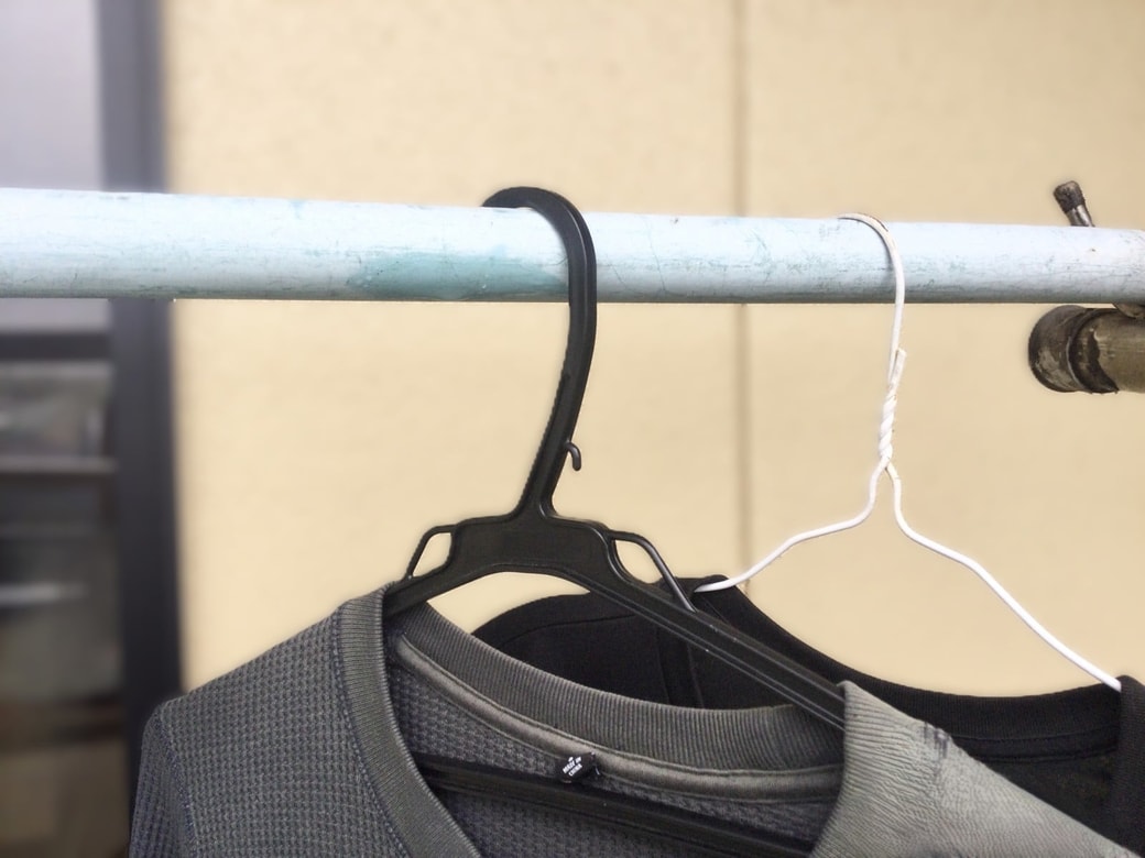 物干し竿にハンガーをかける