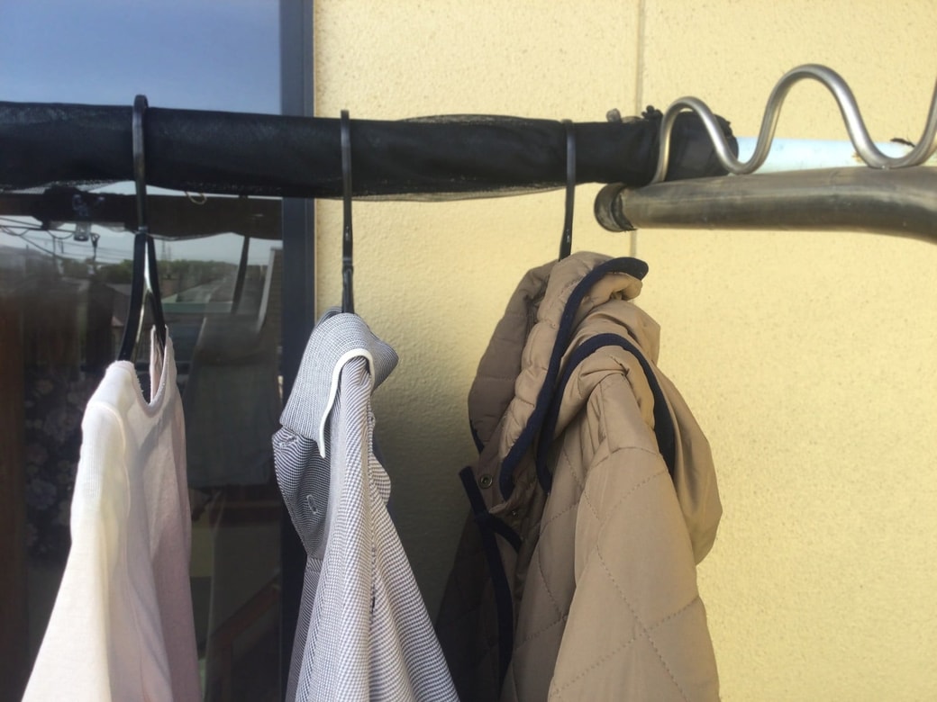 滑り止めを巻いた物干し竿にハンガーをかける