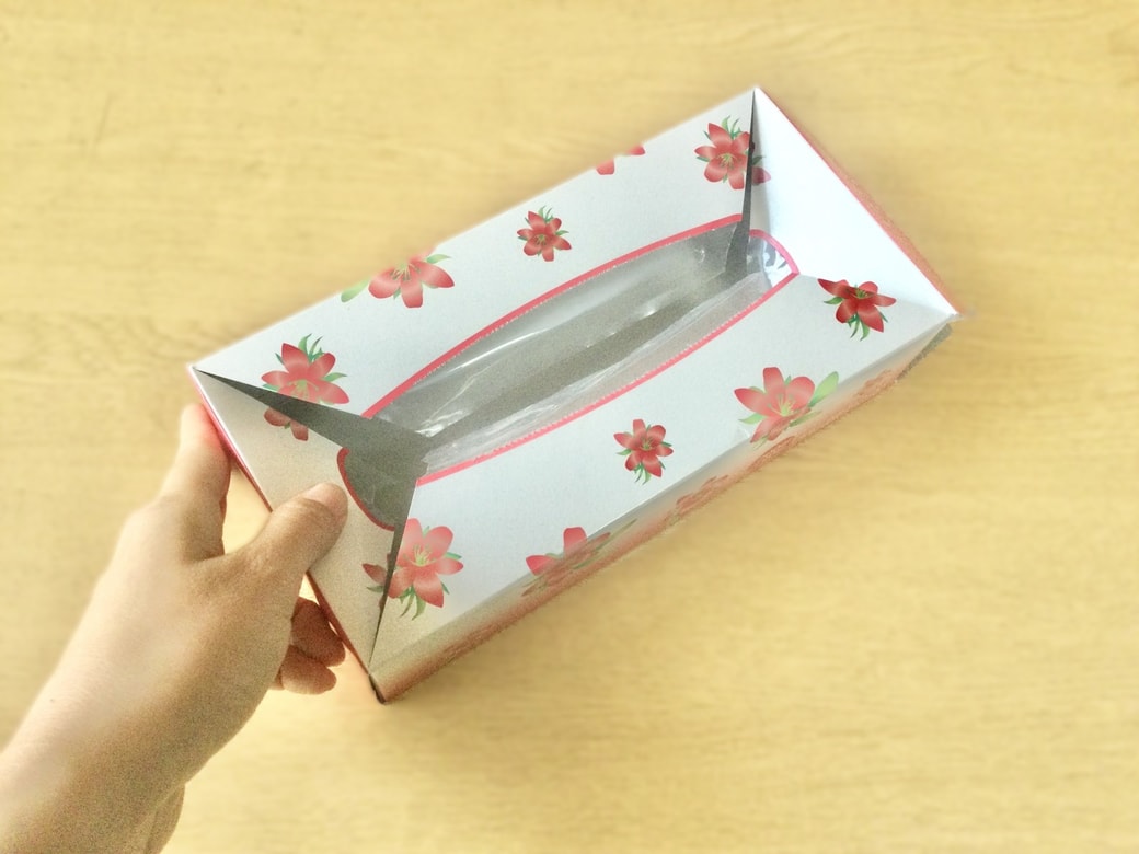 ティッシュの空き箱の四隅を切る