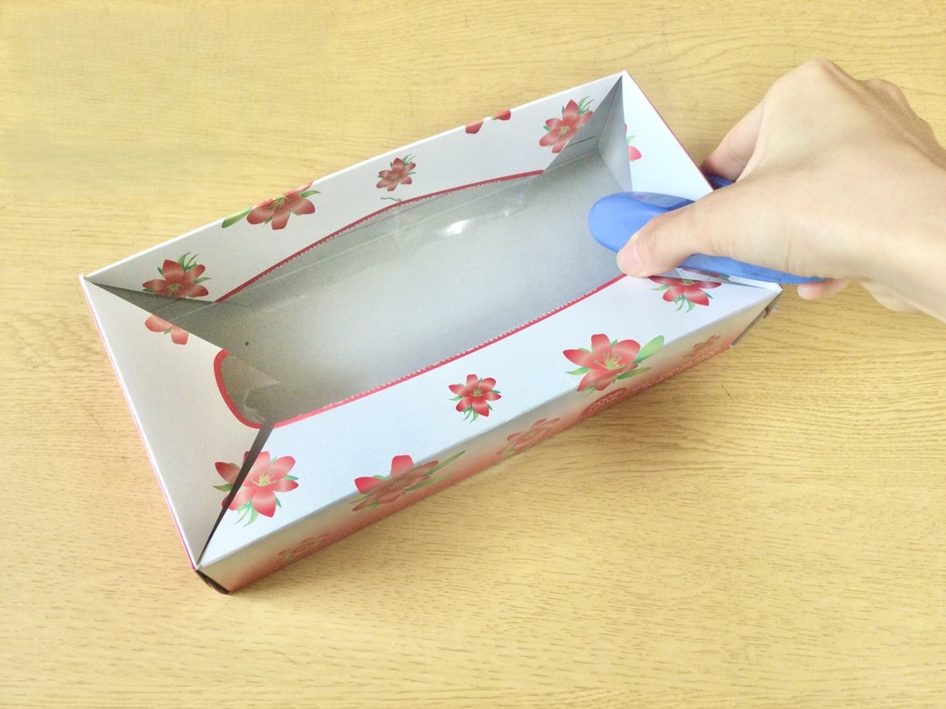 ティッシュの空き箱の四隅を切る