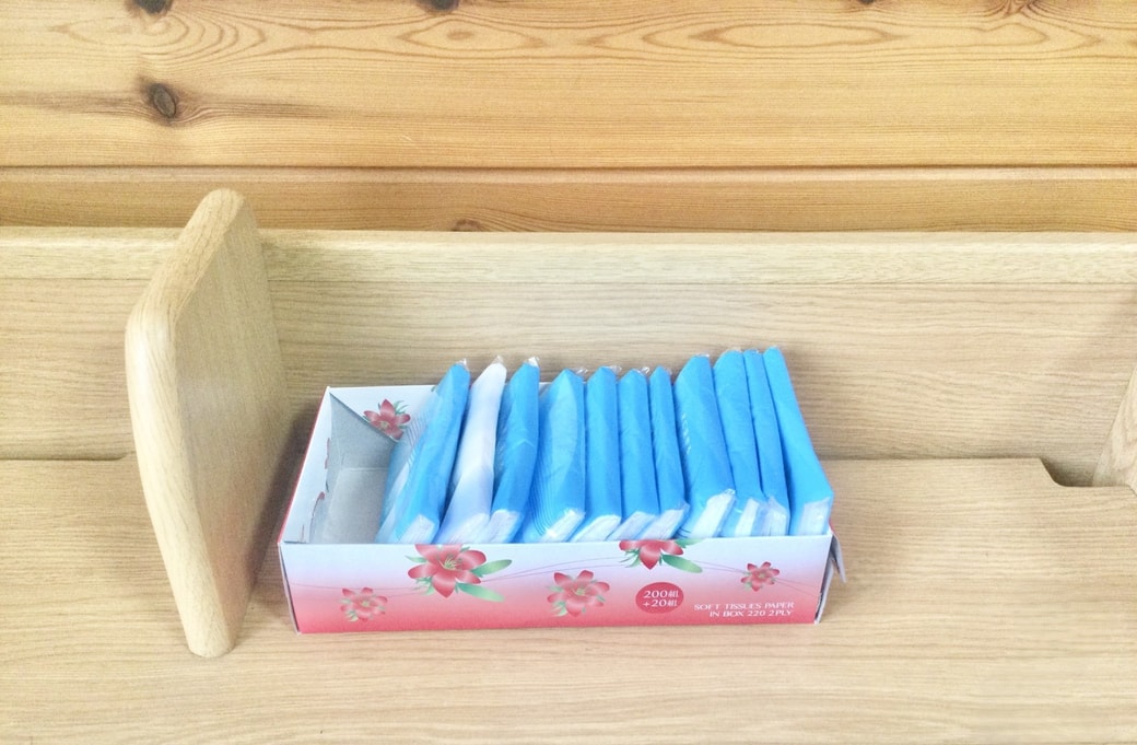 ティッシュの空き箱にポケットティッシュを入れる