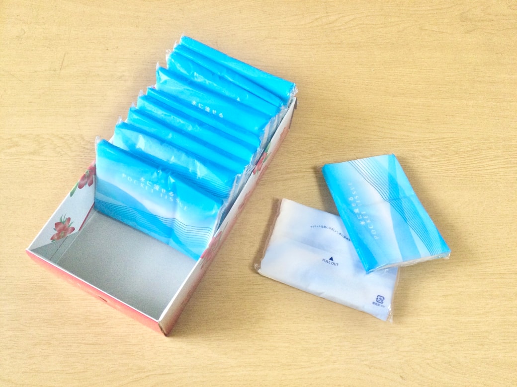 ティッシュの空き箱にポケットティッシュを入れる