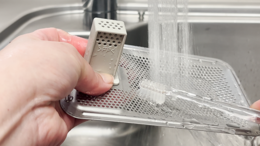 歯ブラシでこすり落とす