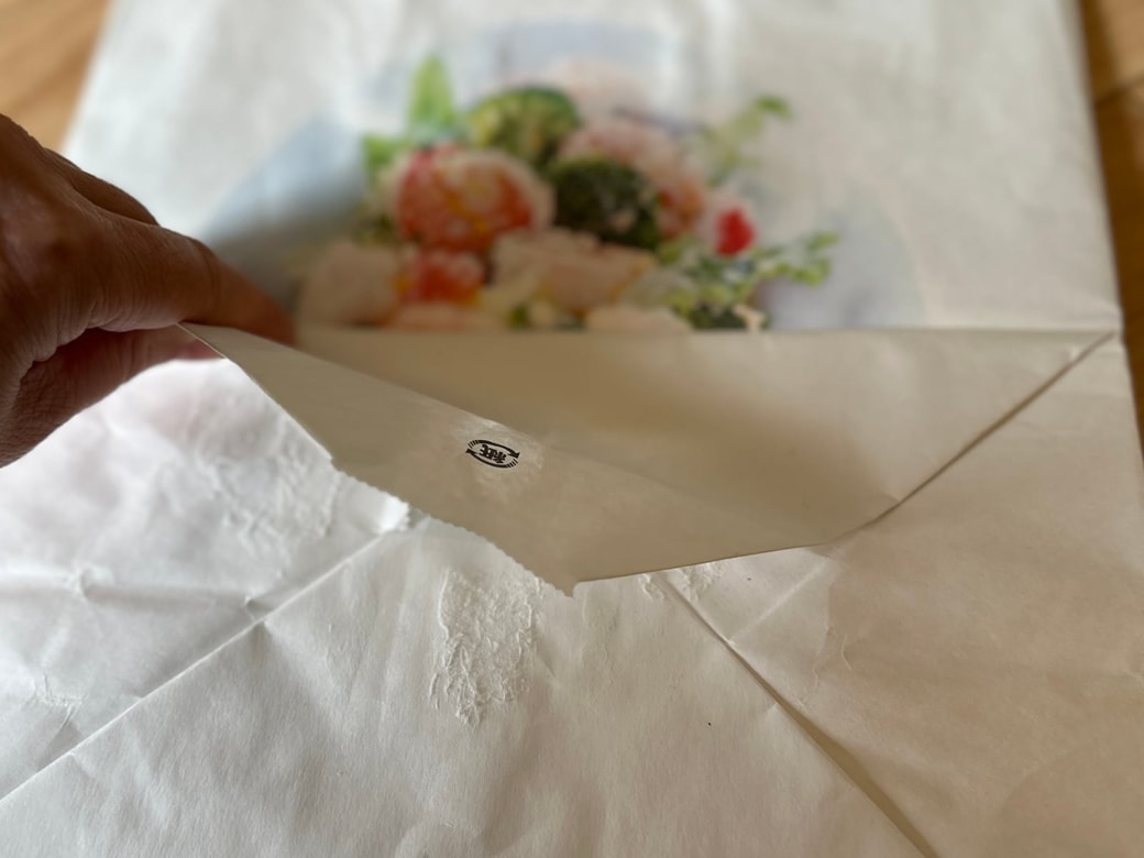 紙袋を解体しているところ