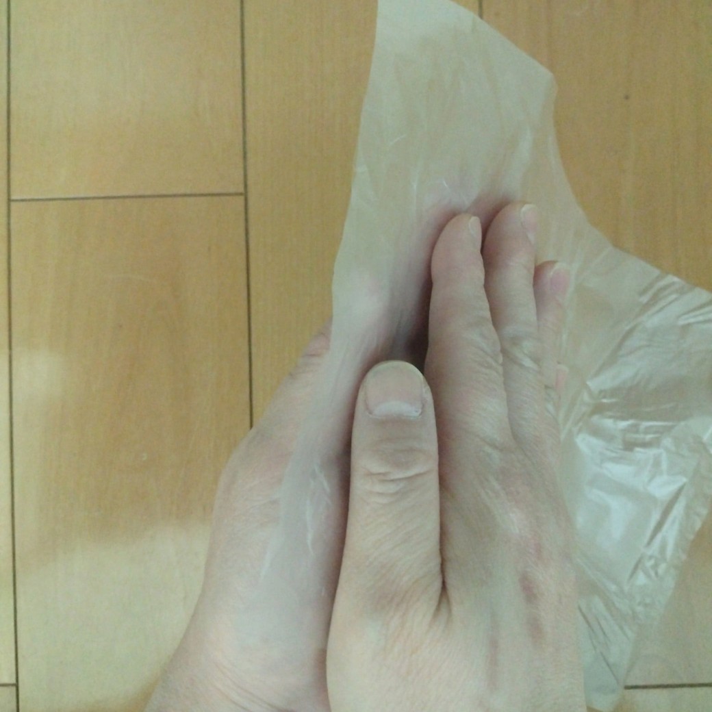 手でビニール袋を挟む人