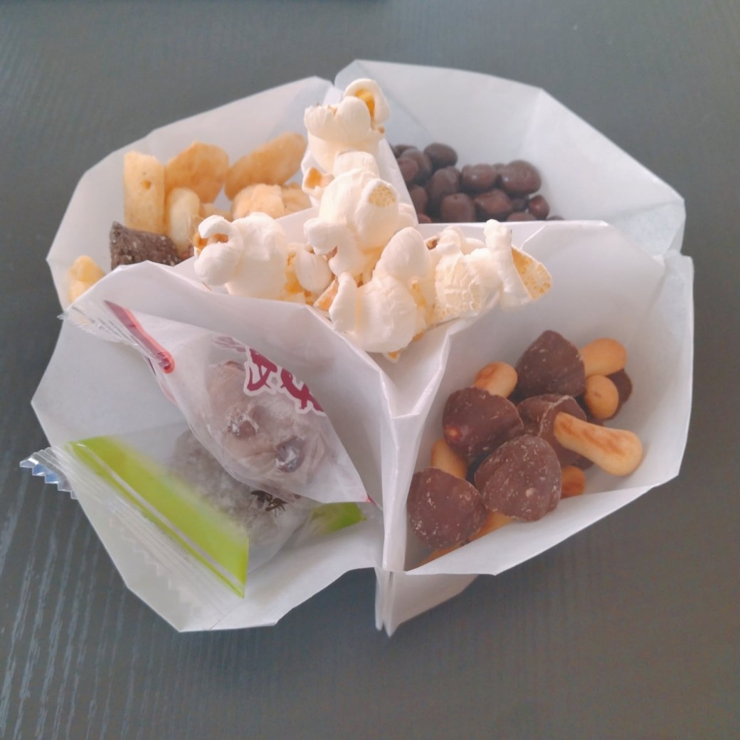 クッキングシートで作ったお菓子皿