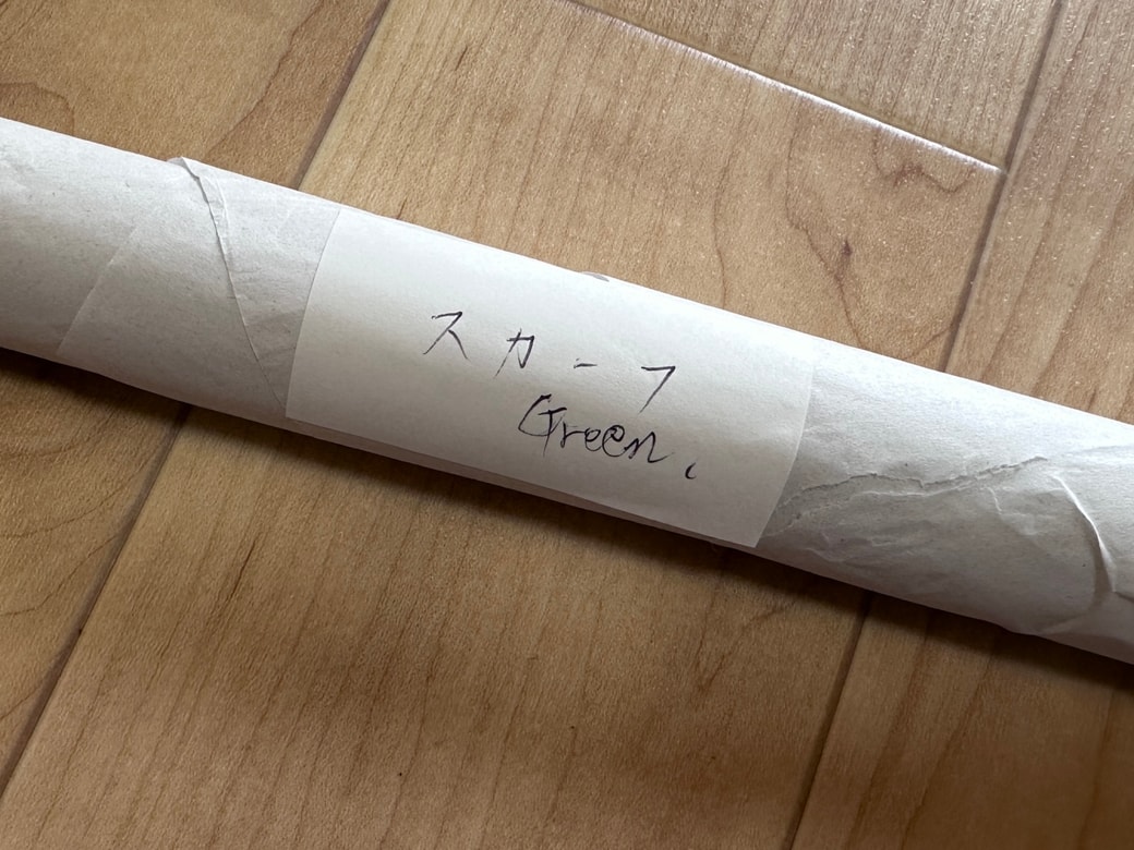 紙に包んでシールを貼る