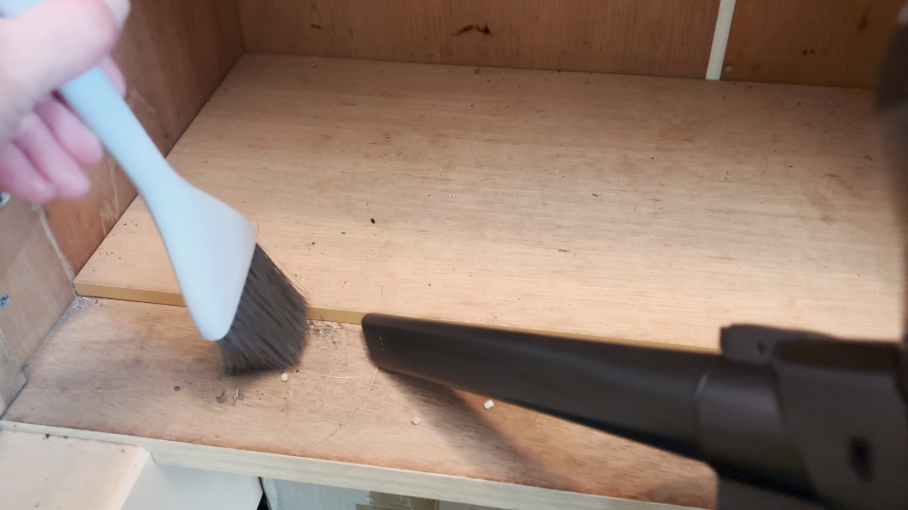 ミニほうきと掃除機を同時に使う