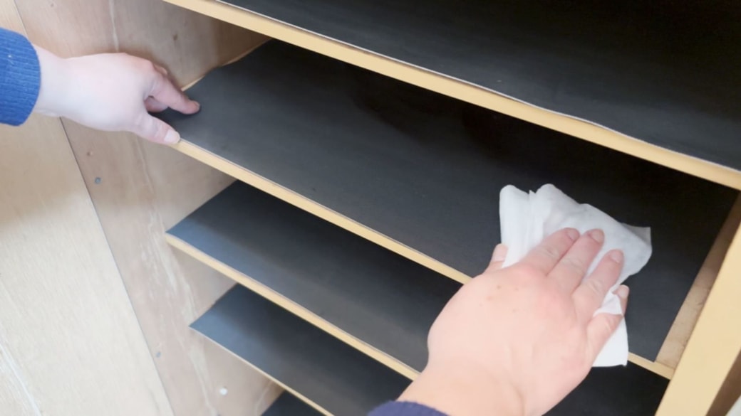 棚のツルツルしたシート上を仕上げ拭き