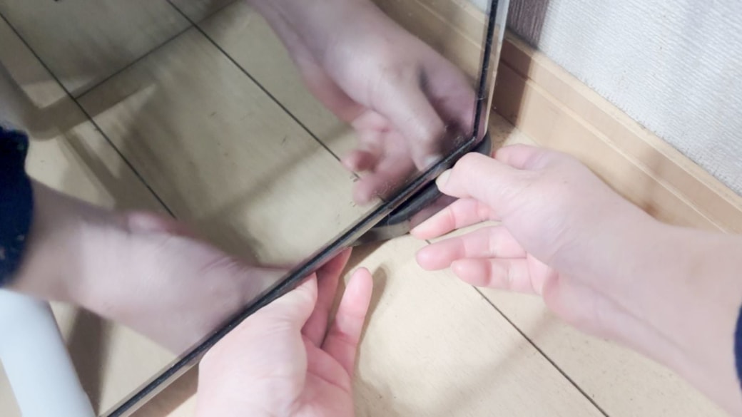 足カバーを元の位置に戻す