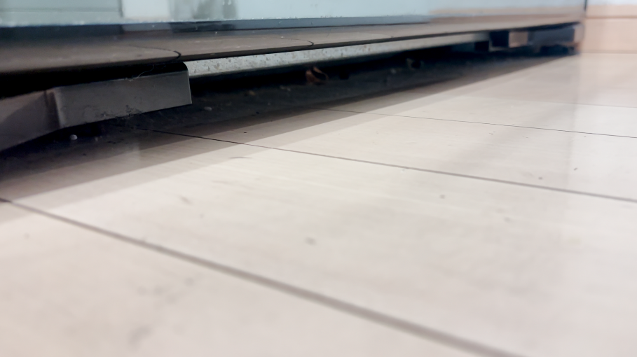 冷蔵庫足元のすき間