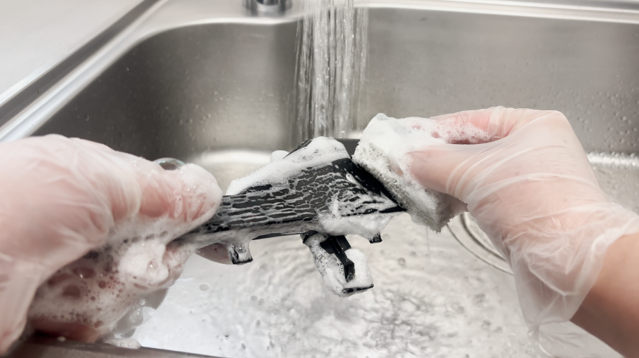 洗剤をつけて洗う