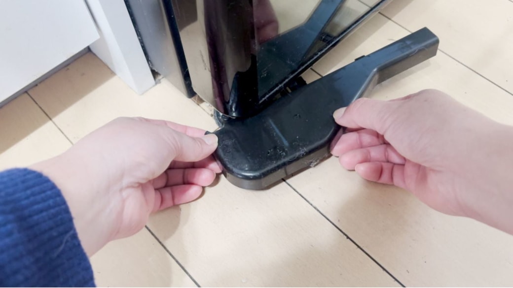 足カバーを取り外す