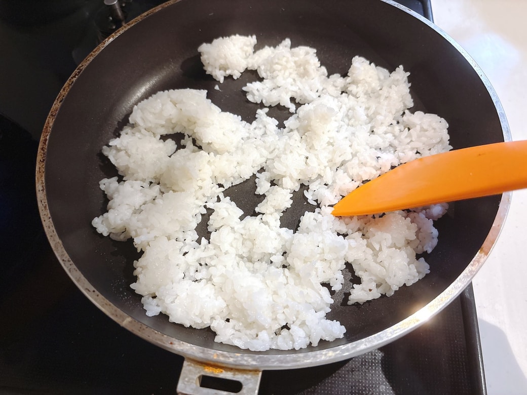 ごはんに油をまとわせる