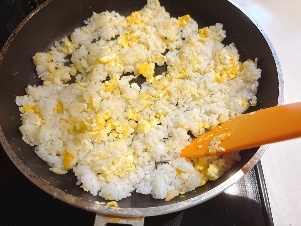 卵とごはんを炒めあわせる