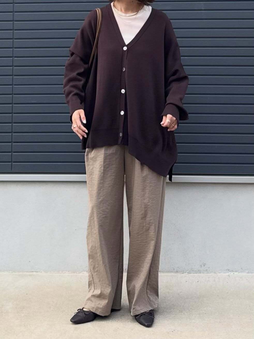 ゆったりシルエットのカーデは休日のリラックスコーデにぴったり。