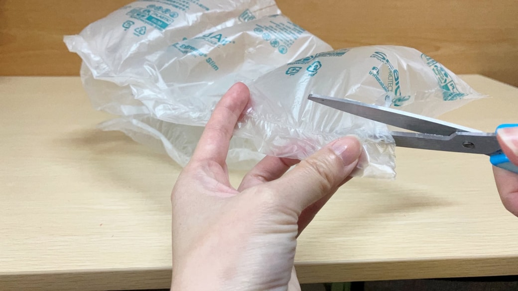 緩衝材の上部分をカットしている様子