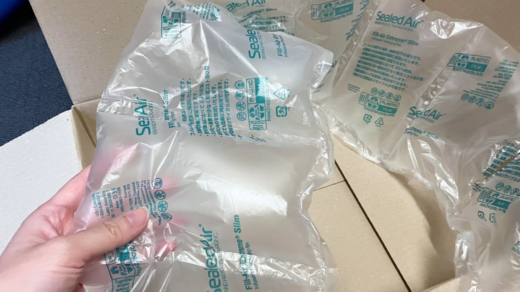 緩衝材（エアクッション）と段ボール