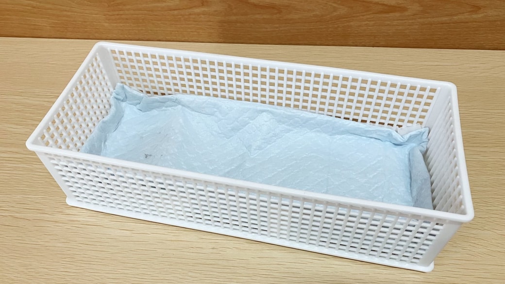 洗剤ボトルを入れるケースにペットシーツを敷いた様子