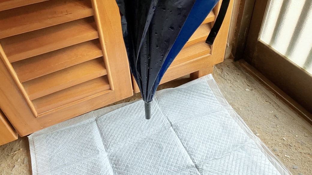 傘の水滴をキャッチするペットシーツ