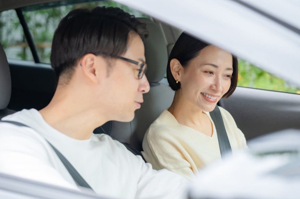 ドライブする夫婦