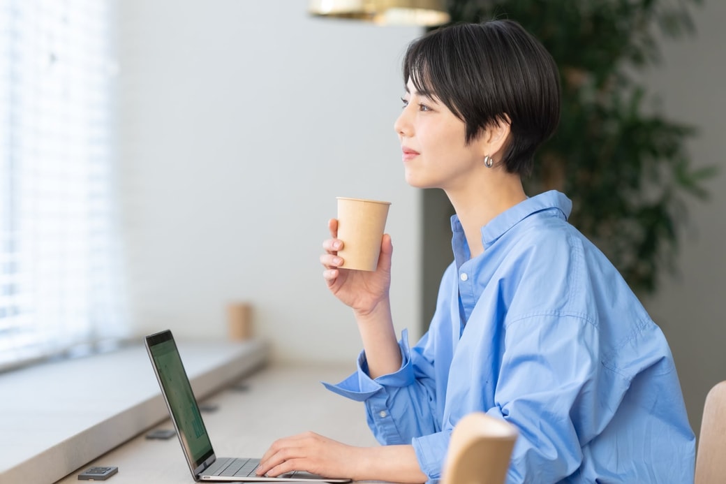 カフェで仕事する女性