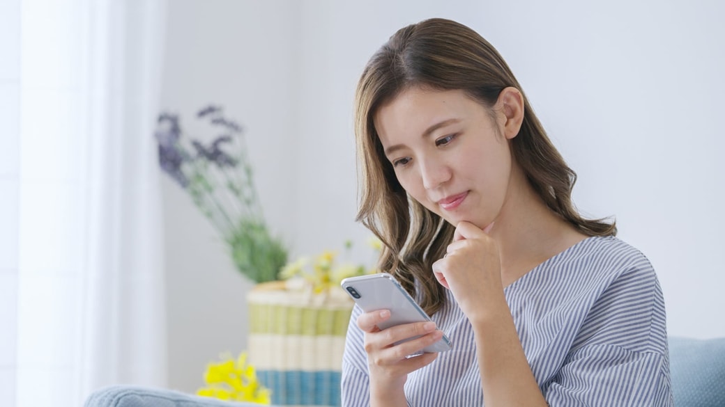 スマホを見る女性
