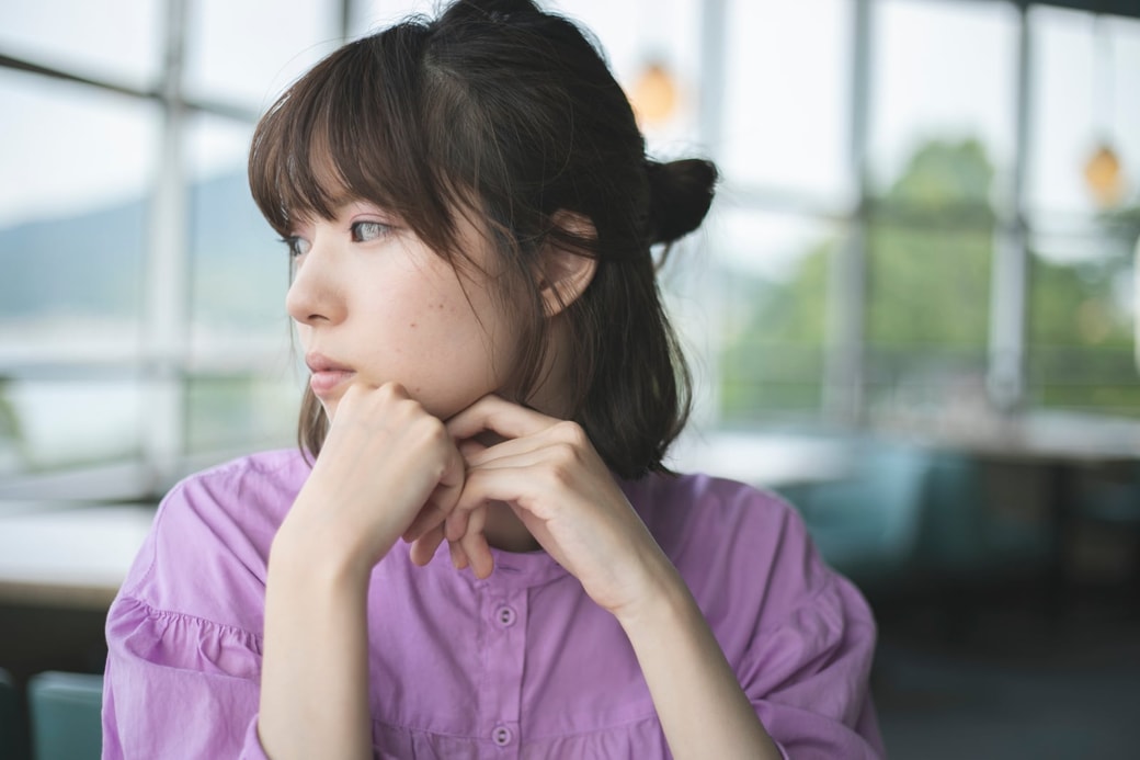 悩む女性