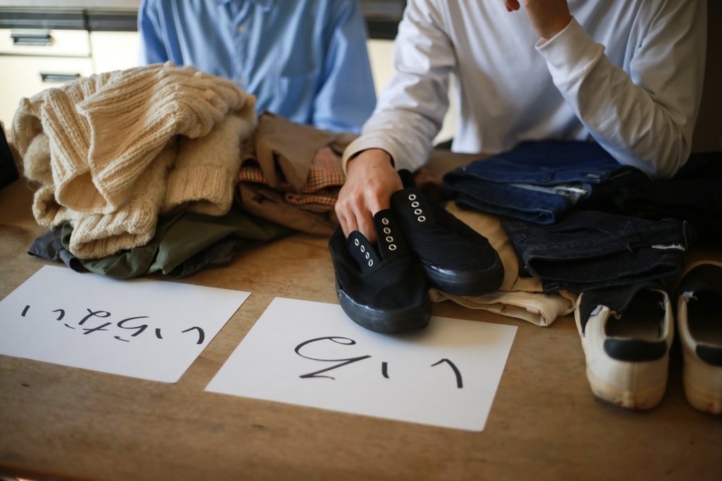 整理をする夫婦