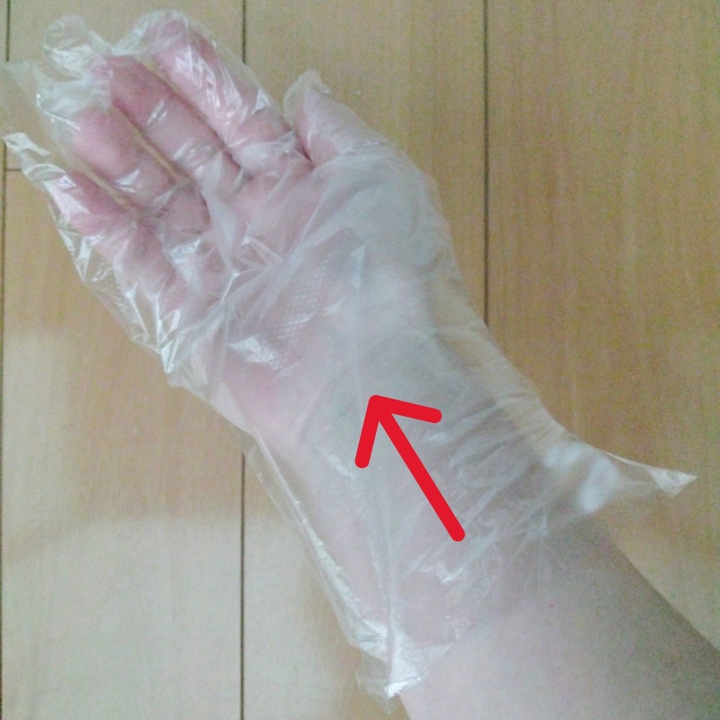 ビニール手袋をはめた右手